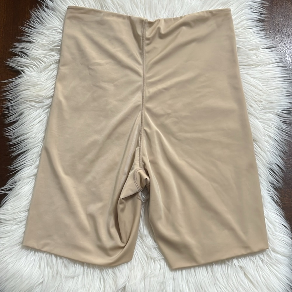 SPANX
High-Waisted Short - Picture 2 of 4